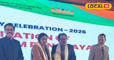 अवॉर्ड लेती मुखिया प्रियंका सिंह