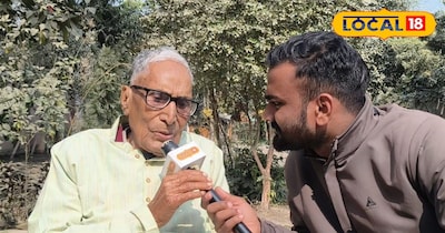 बातचीत करते हुए