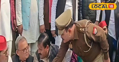 सांसद के पैर छूते हुए इंस्पेक्टर 