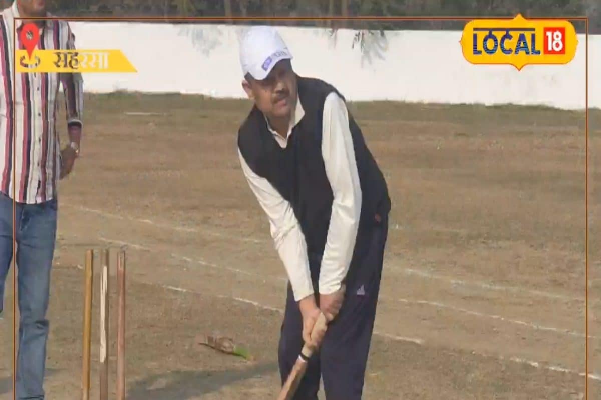 गणतंत्र दिवस पर चल रहा था क्रिकेट मैच, क्रीज पर पहुंच गए डीएम साहब, फिर जो हुआ.. खिलाड़ियों की फट गई आंखें