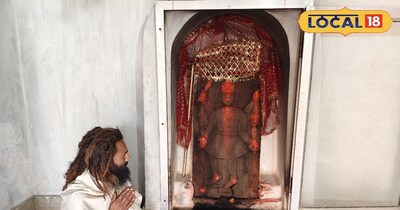 काली माता के मंदिर में पूजा करते हुए पुजारी 