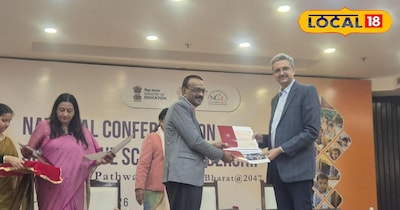 अवॉर्ड लेते प्राचार्य संजय निंभोरकर