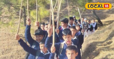 किताब की जगह हाथ में पकड़े लाठी-डंडे 