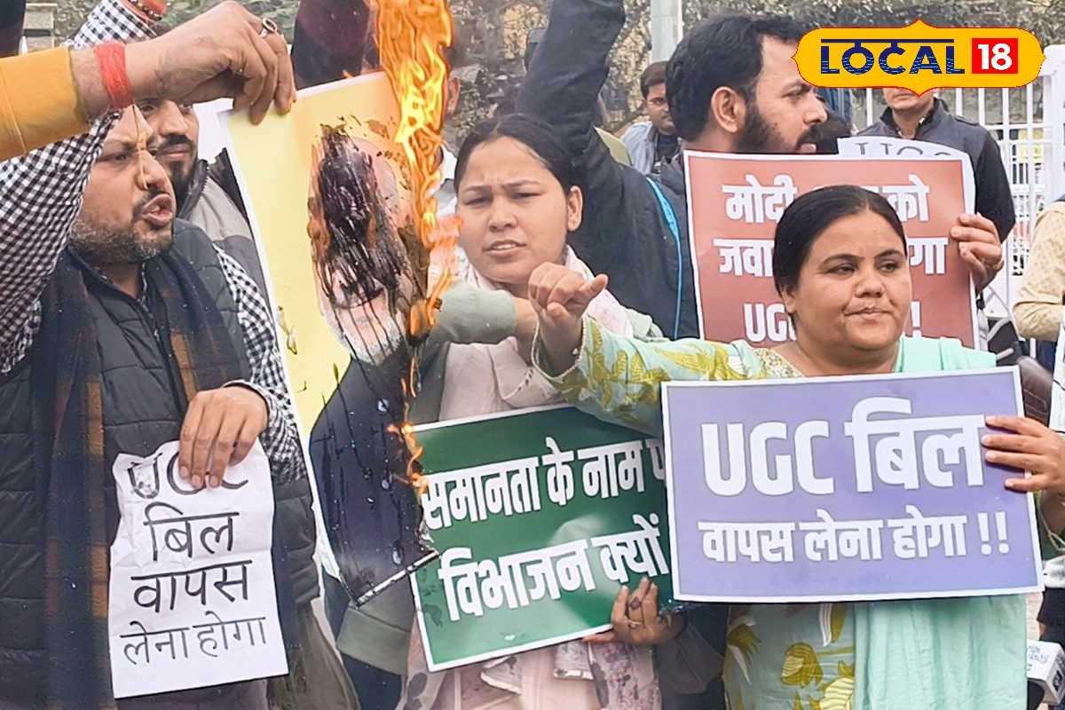 'मैं सवर्ण हूं, मुझे फांसी दो'...UGC बिल के खिलाफ छात्रों का प्रदर्शन! बोले-समानता के नाम पर विभाजन क्यों?