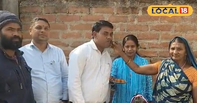 सफलता के बाद प्रकाश को मिठाई खिलाती माता और मौजूद परिजन एवं मित्र