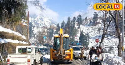 मनाली में सड़को से बर्फ हटाने में जुटी मशीनरी 