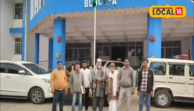 समाहरणालय के बाहर किसान