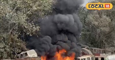 पुलिस यार्ड में लगी भीषण आग  