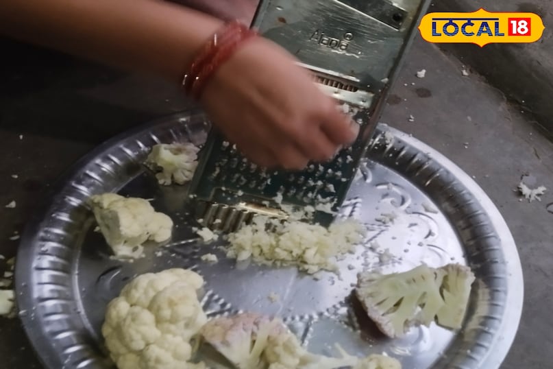 फूलकोबी को पूरी तरह कद्दूकश कर ले 