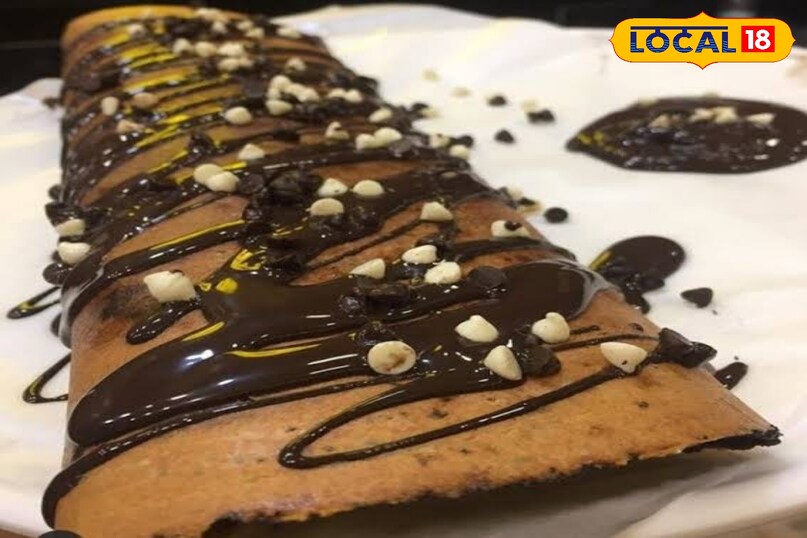 चॉकलेट डोसा बच्चों और मीठे के शौकीनों के लिए यह बेस्ट है। डोसे पर नटेला या पिघली हुई चॉकलेट और ड्राई फ्रूट्स डाले जाते हैं। यह ब्रेकफास्ट और डेजर्ट दोनों का काम करता है। चॉकलेट डोसा बच्चों और मीठे के शौकीनों के लिए यह बेस्ट है। डोसे पर नटेला या पिघली हुई चॉकलेट और ड्राई फ्रूट्स डाले जाते हैं। यह ब्रेकफास्ट और डेजर्ट दोनों का काम करता है।