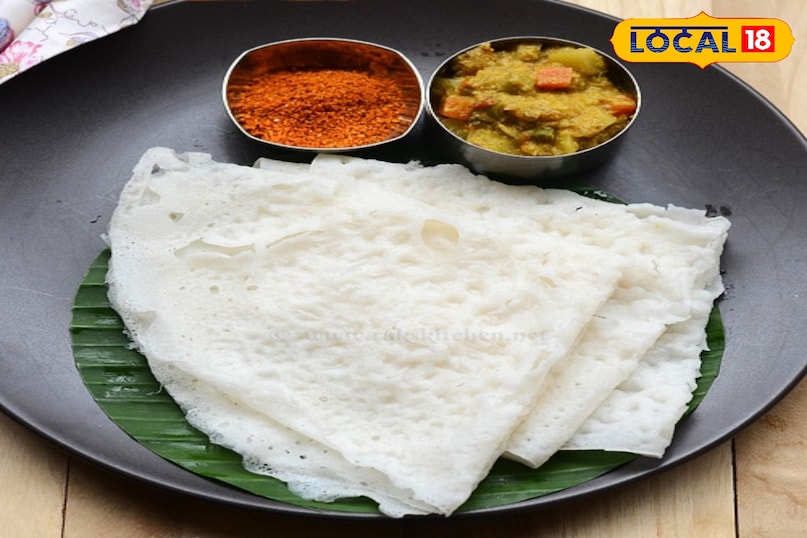 नीर डोसा यह बाकी डोसों की तरह कुरकुरा नहीं बल्कि रुई जैसा मुलायम होता है। इसे चावल के बहुत पतले घोल से बनाया जाता है। नारियल की चटनी और गुड़-नारियल के मिश्रण के साथ इसका स्वाद लाजवाब लगता है। नीर डोसा यह बाकी डोसों की तरह कुरकुरा नहीं बल्कि रुई जैसा मुलायम होता है। इसे चावल के बहुत पतले घोल से बनाया जाता है। नारियल की चटनी और गुड़-नारियल के मिश्रण के साथ इसका स्वाद लाजवाब लगता है।