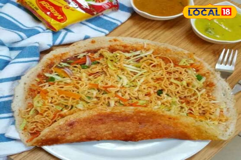 मैगी डोसा दो पसंदीदा चीज़ों का मेल! मसाला डोसे के अंदर जब गरमा-गरम मैगी भरी जाती है, तो इसका स्वाद दोगुना हो जाता है। कॉलेज जाने वाले युवाओं के बीच यह काफी लोकप्रिय है। मैगी डोसा दो पसंदीदा चीज़ों का मेल! मसाला डोसे के अंदर जब गरमा-गरम मैगी भरी जाती है, तो इसका स्वाद दोगुना हो जाता है। कॉलेज जाने वाले युवाओं के बीच यह काफी लोकप्रिय है।