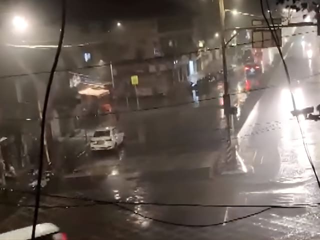 मुंबई में न्यू ईयर पर झमाझम बारिश, दिल्ली में भी किसी भी वक्त बरस सकते हैं बाद