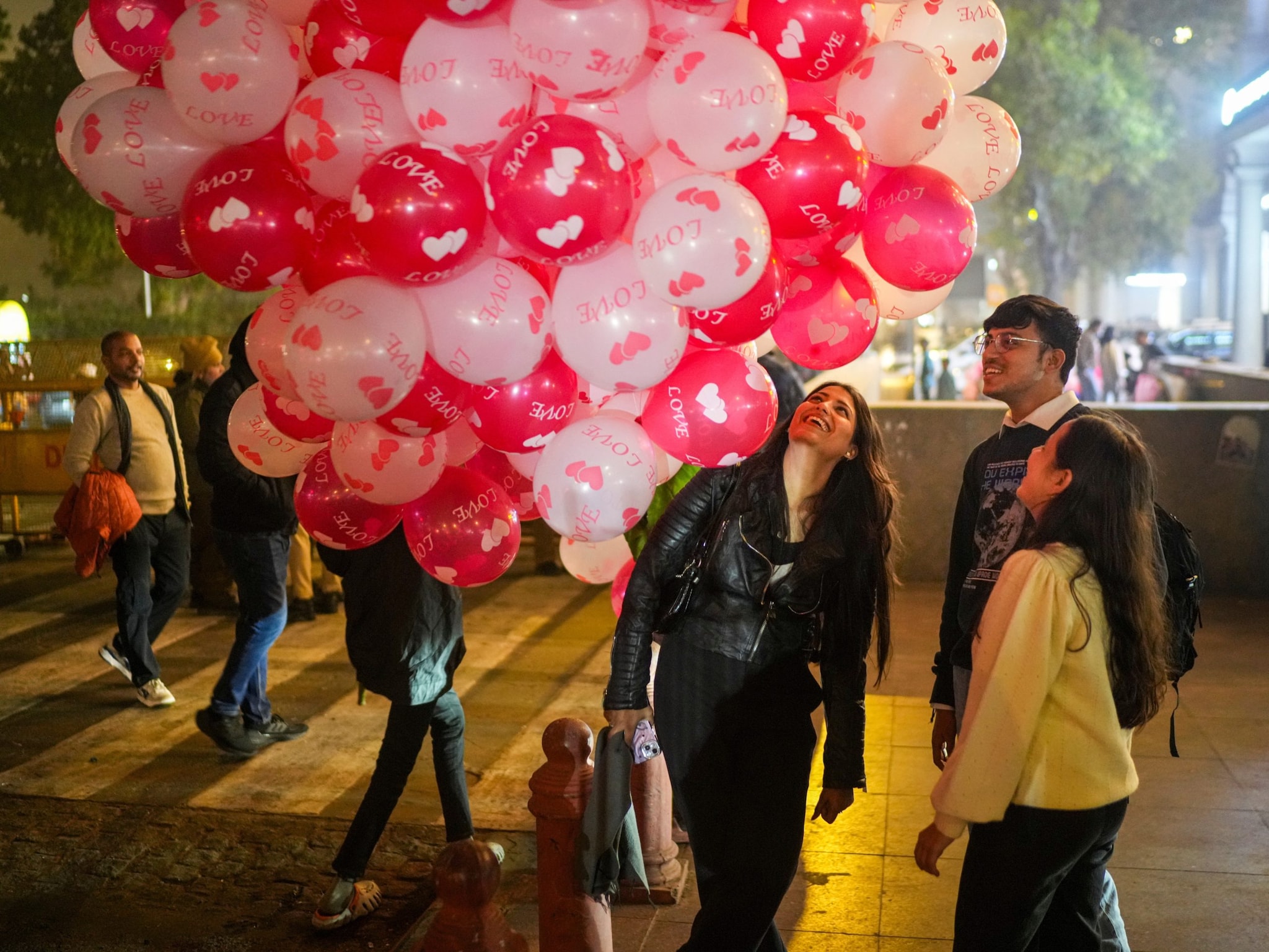 दिल्ली से मुंबई और कोलकाता तक नए साल का जश्न देखिए 2026 का कैसे हुआ आगाज