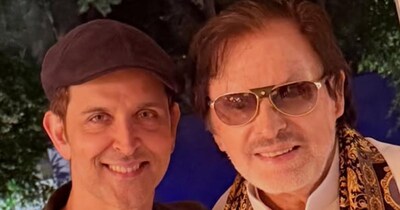 ऋतिक रोशन अपने खास पलों को अक्सर सोशल मीडिया पर शेयर करते रहते हैं. एक्स वाइफ सुजैन खान के पिता और फिल्ममेकर संजय खान के जन्मदिन पर उन्होंने प्यारा पोस्ट किया, जिसमें वह बेहद भावुक नजर आए. पोस्ट में ऋतिक ने उनको न केवल गाइड, प्रेरणा बल्कि बिना शर्त प्यार देने वाला इंसान बताया. 