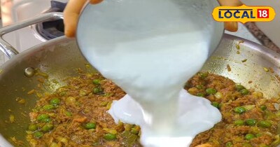 फिर इसमें कटे हुए दो से तीन प्याज डालें और जब प्याज गोल्डन फ्राई हो जाए, तो थोड़ा सा बारीक कटा हुआ पत्तागोभी और एक कटोरी भर मटर डालकर फिर से फ्राई करें.जब ये सभी चीजें अच्छे से फ्राई हो जाएं, तो अब जो फ्राई की हुई हल्दी आपने अलग रखी थी, उसे इसमें डाल दीजिए.