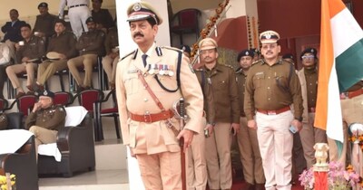 बिहार कैडर के दिग्गज आईपीएस अधिकारी आलोक राज एक बार फिर सुर्खियों में हैं. 2024 के दिसंबर महीने में सिर्फ 103 दिनों के लिए डीजीपी रहने के बाद उन्हें हटा दिया गया था, जिससे काफी विवाद हुआ था. लेकिन 2026 के पहले ही दिन उनके लिए एक बड़ी खुशखबरी लेकर आई है. रिटायरमेंट के कुछ ही घंटे के बाद नीतीश सरकार ने उन्हें बिहार कर्मचारी चयन आयोग (BSSC) का फुल-टाइम चेयरमैन बना दिया है. जानिए उनके करियर के उतार-चढ़ाव और इस नई पारी की पूरी कहानी.