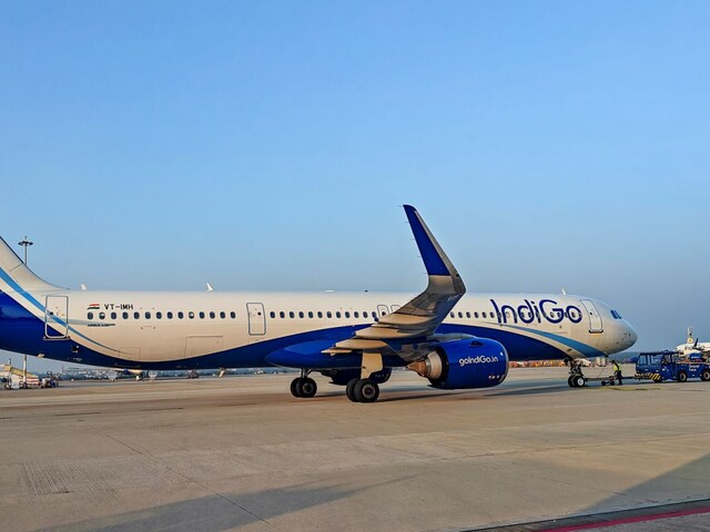 फ्लाइट में 'लिपस्टिक' से लिखी बम की धमकी, कोलकाता में हुई इमरजेंसी लैंडिंग