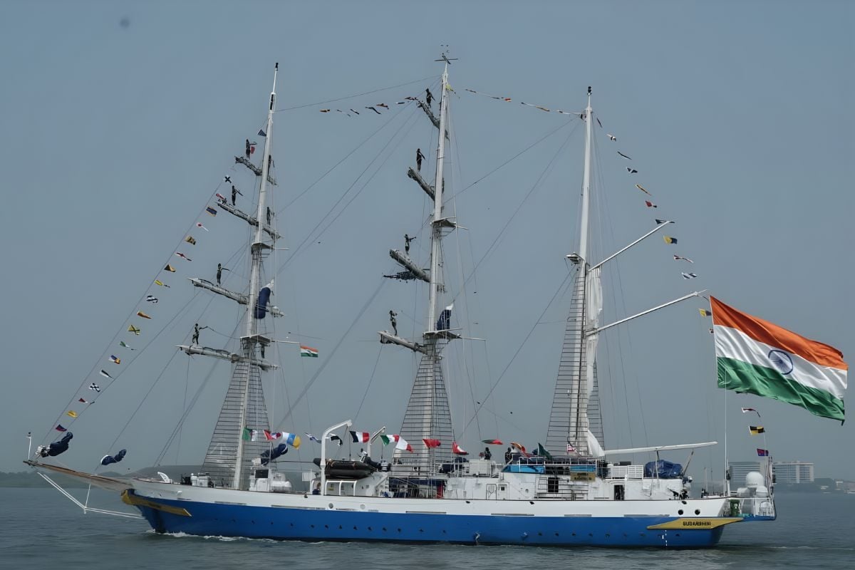 शुरू हुआ लोकायन 26 अभियान INS सुदर्शिनी को कोच्चि से हरी झंडी 10 महीने में 13 देशों की करेगा यात्रा