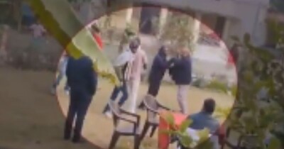 वैशाली जिले से जेडीयू से जुड़े एक नेता के साथ मारपीट का सनसनीखेज मामला सामने आया है.