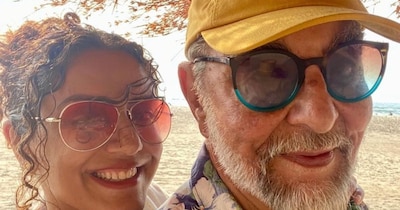 नई दिल्ली: ग्लोबल स्टार कबीर बेदी में किसी युवा एक्टर जैसी जिंदादिली है. वे इन दिनों अपनी निजी जिंदगी की खूबसूरत यादों को फैंस के साथ शेयर कर रहे हैं. उन्होंने हाल में अपनी पत्नी परवीन दुसांज के साथ अपनी शादी की 10वीं एनिवर्सरी मनाई.  कबीर बेदी और परवीन दुसांज की शादी को भले 10 साल हुए हैं, लेकिन वे 20 सालों से साथ हैं. कबीर बेदी ने खास मौके पर पत्नी के साथ अपना 80वां बर्थडे मनाया. (फोटो साभार: Instagram@ikabirbedi)