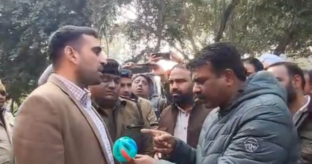  'बजाते रहो और कुछ नहीं होता आपसे',  MLA ने थमाया झुनझुना तो SDM बोले-अपने पास रखो, कांग्रेस विधायक देवेंद्र हंस पर FIR  दर्ज