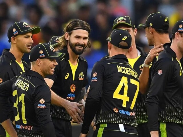 অস্ট্রেলিয়ার ফাস্ট বোলার কেন রিচার্ডসন হঠাৎ করেই ক্রিকেট থেকে অবসর নিয়েছেন।