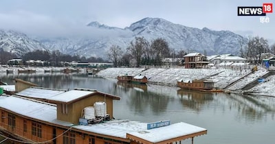 जम्मू-कश्मीर के कई इलाकों में आज बारिश और बर्फ गिरने का अनुमान है.