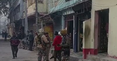 छापेमारी के दौरान कारखाने में बड़ी मात्रा में सोना और चांदी होने की आशंका जताई जा रही है.