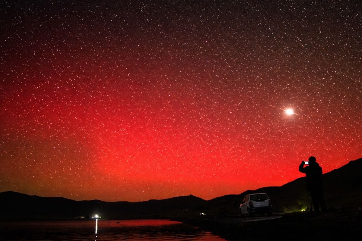 लद्दाख का आसमान रात में अचानक खून जैसा लाल क्यों हो गया 1700 KM/सेकंड रफ्तार वाले तूफान से भारत को कितना खतरा