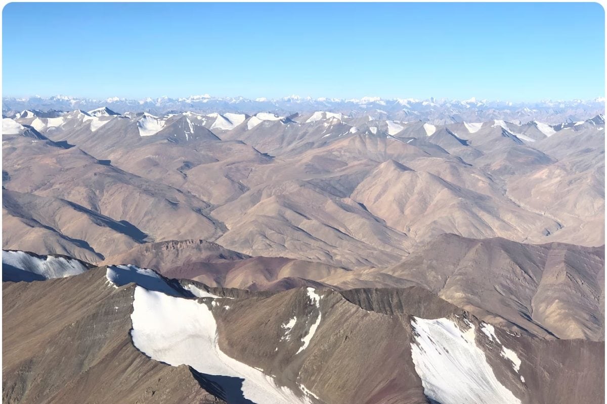 ब्रह्मांड का गुस्सा या खगोलीय चमत्कार लद्दाख में आग की तरह लाल आसमान सूर्य-पृथ्वी-हिमालय का अद्भुत संगम