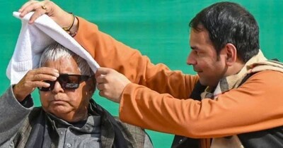 तेजप्रताप यादव के आवास पर आयोजित दही-चूड़ा भोज में लालू यादव पहुंचे थे.