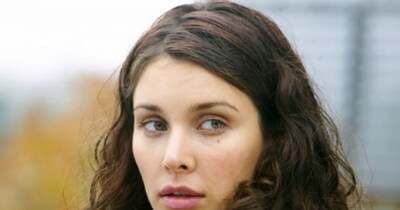 नई दिल्ली. बॉलीवुड एक्ट्रेस लीजा रे ने मॉडलिंग से अपने करियर की शुरुआत की और फिर 1994 में फिल्म 'हंसते खेलते' से एक्टिंग में कदम रखा. इसके बाद उन्होंने कई सफल फिल्मों में काम किया, जिनमें 'कसूर', 'बॉलीवुड/हॉलीवुड' और 2005 में ऑस्कर नामांकित 'वॉटर' शामिल हैं. 