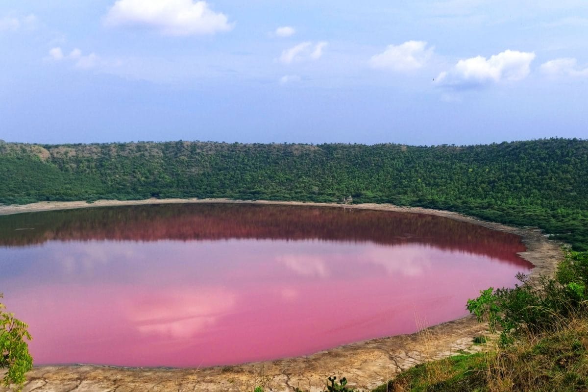 लोनार क्रेटर: उल्कापिंड के टकराने से बनी देश की इकलौती झील पर खतरे का साया! 1200 साल पुराने मंदिर डूबे