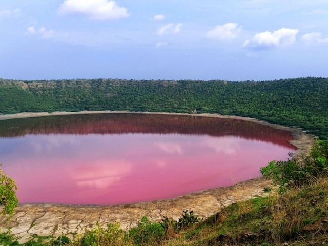 उल्कापिंड टकराने से बनी देश की इकलौती झील पर खतरा! 1,200 साल पुराने मंदिर डूबे