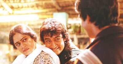 नई दिल्ली. आज से ठीक 20 साल पहले यानी 26 जनवरी 2006 के आस-पास, जब राकेश ओमप्रकाश मेहरा की फिल्म 'रंग दे बसंती' रिलीज हुई, तो देश का माहौल पूरी तरह बदल गया,  लेकिन इस फिल्म की ऐतिहासिक सफलता के पीछे सुपरस्टार आमिर खान का एक फैसला था, जिसने न सिर्फ फिल्म की कहानी में नई जान फूंकी, बल्कि इसे एक 'कल्ट क्लासिक' ब्लॉकबस्टर भी बना दिया.