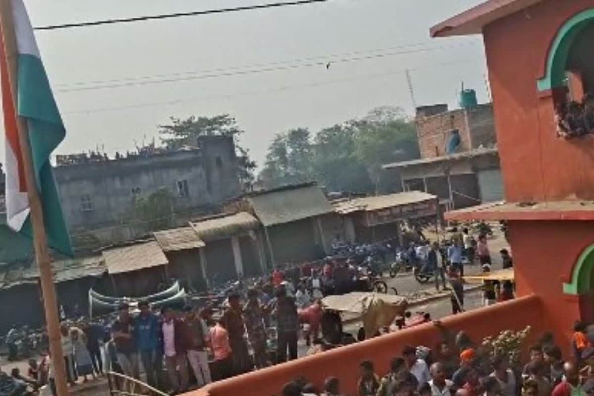 कपड़ा हरा क्यों नहीं? पीले कपड़े पर लिखे स्लोगन को लेकर बिहार के इस इलाके में टेंशन! पुलिस-प्रशासन की पहल से टला तनाव