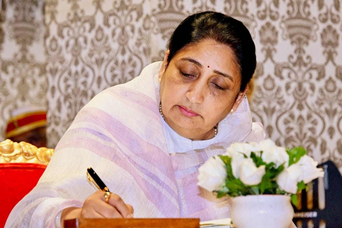 सुनेत्रा पवार बनीं महाराष्ट्र की डिप्टी सीएम संविधान में इस पद का जिक्र नहीं फिर यह कुर्सी क्यों इतनी अहम