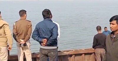 पटना सिटी के टेढ़ी घाट में दोस्तों द्वारा पंकज कुमार उर्फ राधे की हत्या कर शव गंगा में फेंकने का मामला सामने आया है.