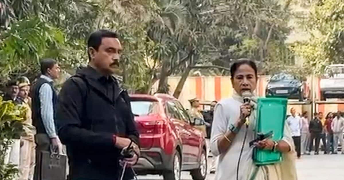 जहां ED मार रही थी रेड, वहां क्यों आ धमकीं ममता बनर्जी, कौन सी फाइल अपने साथ ले गईं? बंगाल में नया बवाल