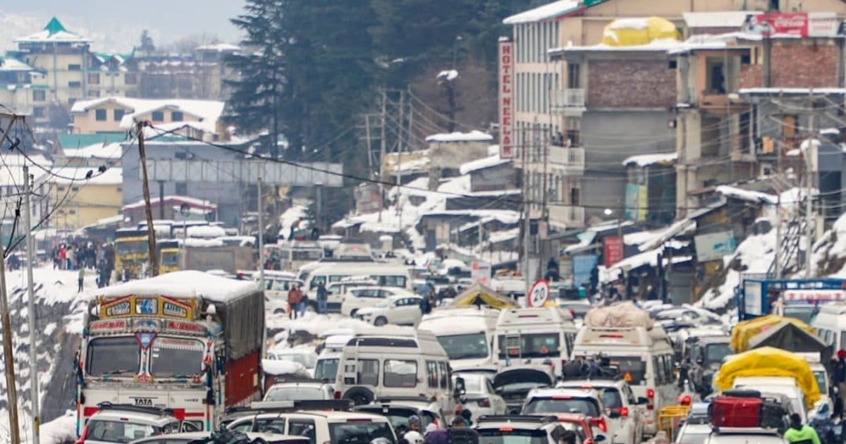 बर्फबारी के बाद बेबस मनाली! कहां तक जा रही बसें-गाड़ियां,  क्या नेशनल हाईवे खुल गया?, स्कूलों में छुट्टी का ऐलान
