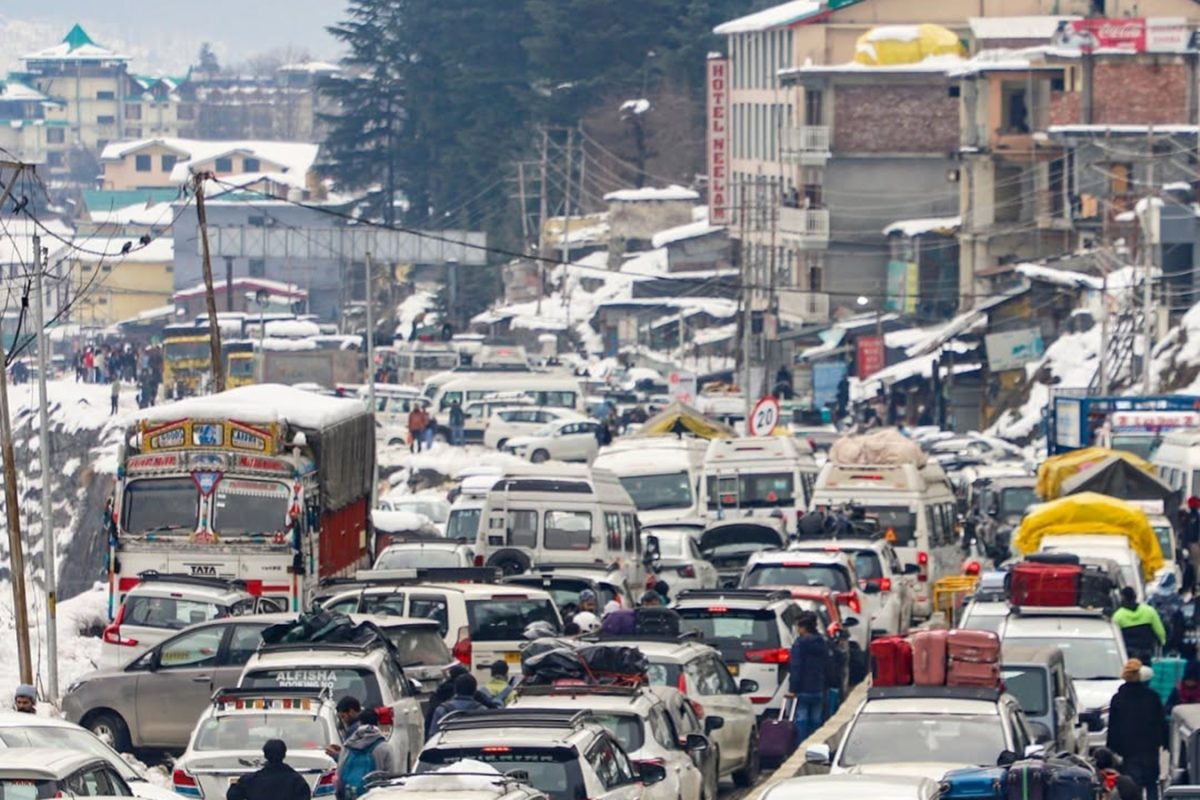 बर्फबारी के बाद बेबस मनु की नगरी! कहां तक जा रही बसें और गाड़ियां क्या चंडीगढ़-मनाली नेशनल हाईवे खुल गया