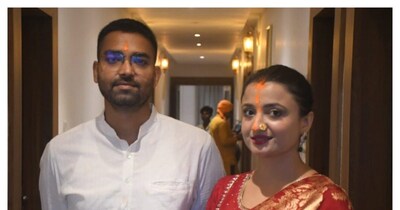 अपनी पत्नी के साथ मंत्री दीपक प्रकाश(फाइल फोटो)