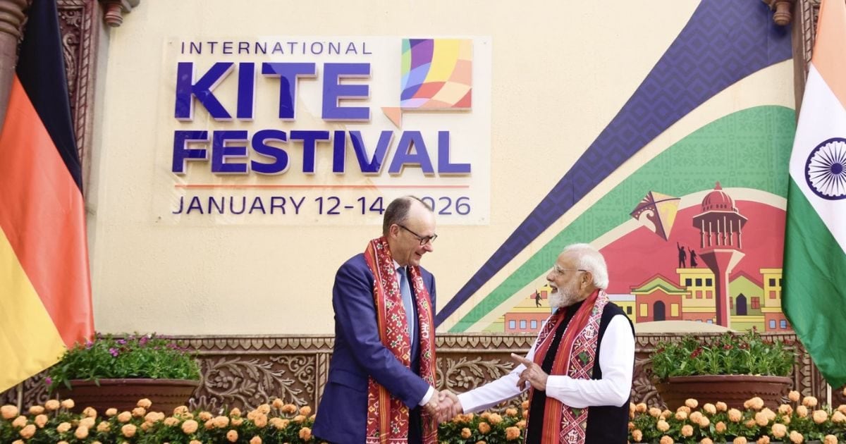 काइट फेस्टिवल में पीएम मोदी ने उड़ाया पतंग, देखते रह गए जर्मन चांसलर फ्रेडिरक मर्ज़, देखें तस्वीर