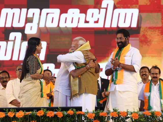 भरी सभा में गले लगाया, फिर पीठ थपथपाया... पीएम मोदी ने केरल में किसे दी शाबाशी