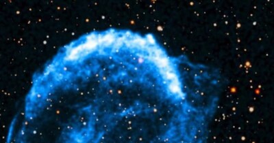 ब्रह्मांड में फैलता तारा 