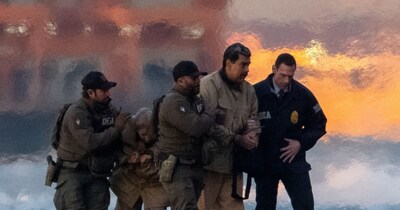 निकोलस मादुरो को कड़ी सुरक्षा के बीच सोमवार को मैनहट्टन कोर्ट में पेश किया गया. (Reuters Photo)