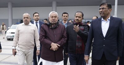 नीतीश कुमार ने अधिकारियों को जनता से मिलने का निर्देश दिया है.