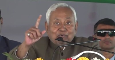 सीएम नीतीश भाषण देते वक्त मंच पर ही भड़क गए.