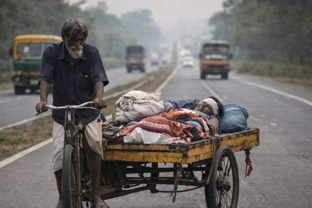 न पैसा न एम्बुलेंस बस अटूट प्यार: बीमार पत्नी को रिक्‍शा में 267 KM खींचकर अस्पताल पहुंचा बुजुर्ग